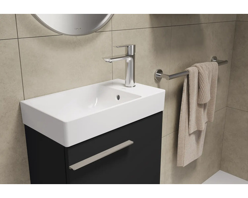 Badkamer met wastafelonderkast, kraan en handdoekhouder