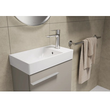 Moderne badkamer met wastafel, kraan en handdoekhouder