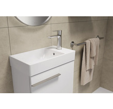 Moderne badkamer met wastafelonderkast, kraan en handdoekhouder