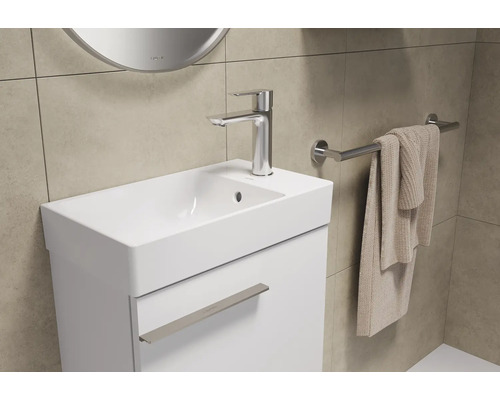 Moderne badkamer met wastafelonderkast, kraan en handdoekhouder