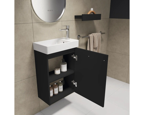 Moderne badkamer met wastafel, spiegel en open onderkast voor het opbergen van badkamerartikelen