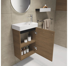 Badkamer met wastafel, spiegel, plank en handdoekhouder