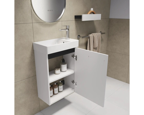 Badkamer wastafelonderkast met open kast en diverse badkamerartikelen