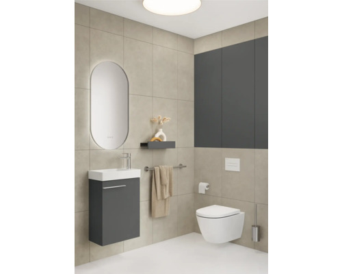 Moderne badkamer met wastafel, spiegel, toilet en opbergplank