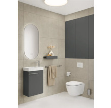 Moderne badkamer met wastafel, spiegel, toilet en planchet