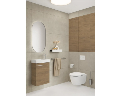 Moderne badkamer met wastafel, spiegel, toilet en wandtegels