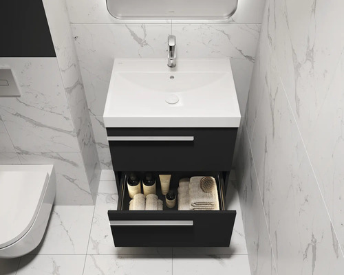 Badkamer met wastafelonderkast met lade, wastafel en kraan