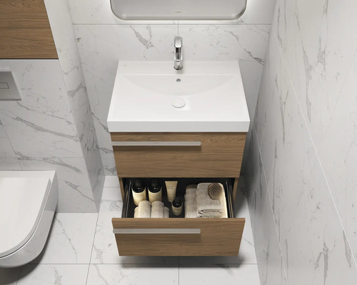 Badkamer met wastafelonderkast, lade open, armaturen, verzorgingsproducten en handdoeken