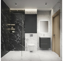 Moderne badkamer met marmeren tegels, douche, wastafel, toilet en spiegel