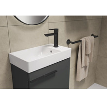 Wastafelcombinatie met kraan, handdoek en handdoekhouder in de badkamer