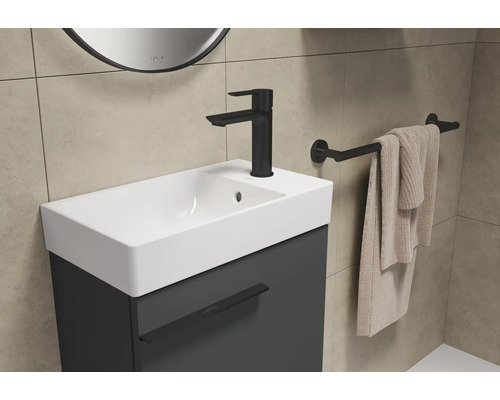 Wastafelcombinatie met kraan, handdoek en handdoekhouder in de badkamer