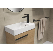 Badkamerwastafel met kraan, handdoek en handdoekhouder