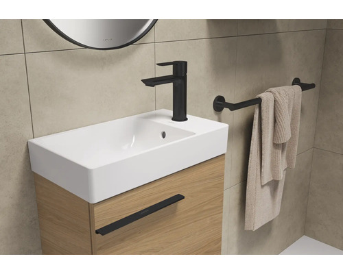 Badkamerwastafel met kraan, handdoek en handdoekhouder