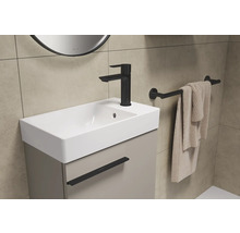 Wastafelcombinatie met kraan en handdoekhouder in de badkamer