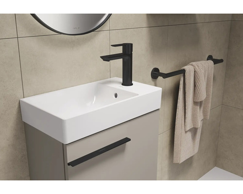 Wastafelcombinatie met kraan en handdoekhouder in de badkamer