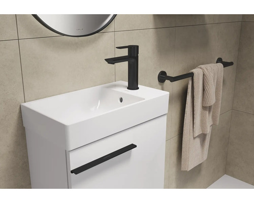 Wastafelmeubel met kraan, handdoekhouder en handdoek in de badkamer