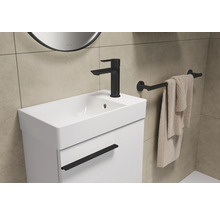 Moderne badkamer wastafel met zwarte kraan en handdoekhouder