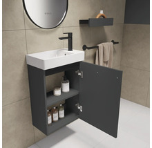 Badkamer met wastafelonderkast, kraan, spiegel, plank en handdoekhouder