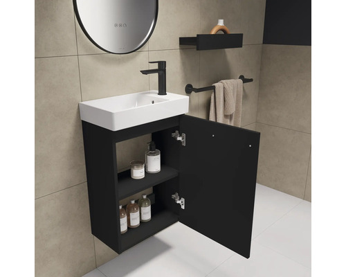 Wastafelmeubel met open kast, kraan, handdoekhouder en spiegel in een badkamer