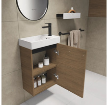 Moderne badkamer met wastafelonderkast, open opbergvak en plank