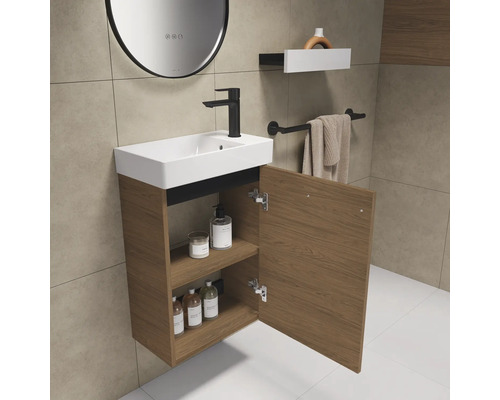 Moderne badkamer met wastafelonderkast, open opbergvak en plank