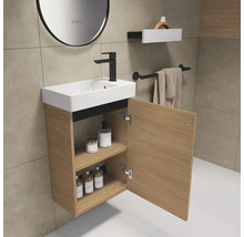 Badkamer met wastafel, onderkast met open deur, kraan en opbergplank