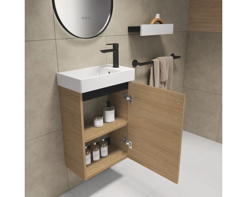 Badkamer met wastafel, onderkast met open deur, kraan en opbergplank