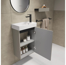 Badkamer met wastafelonderkast, wastafel, spiegel en accessoires