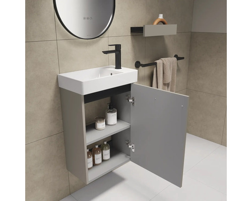 Badkamer met wastafelonderkast, wastafel, spiegel en accessoires