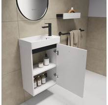 Moderne badkamer met wastafelonderkast, spiegel, plank en handdoekhouder.