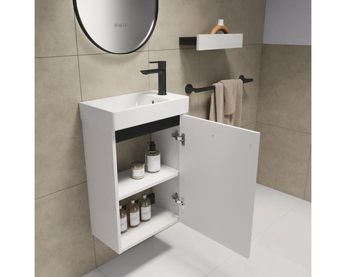 Moderne badkamer met wastafelonderkast, spiegel, plank en handdoekhouder.