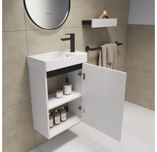 Badkamer met wastafelonderkast, wastafel, spiegel en opbergplank