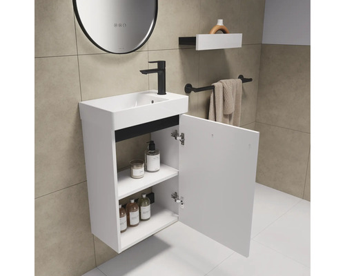 Badkamer met wastafelonderkast, wastafel, spiegel en opbergplank