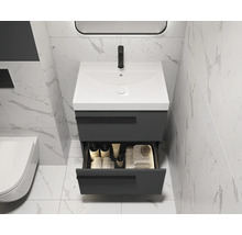 Moderne badkamer met wastafel, open lade en marmeren tegels