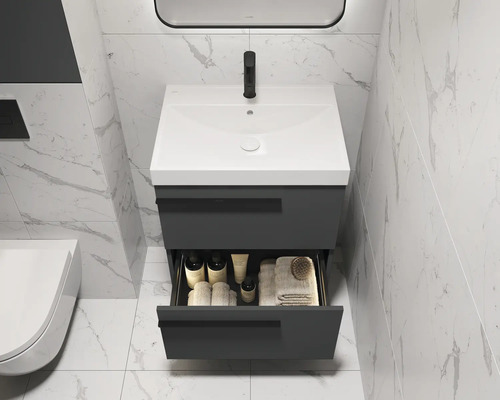 Moderne badkamer met wastafel, open lade en marmeren tegels