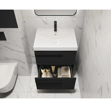 Badkamer wastafelmeubel met open lade, handdoeken en cosmeticaproducten