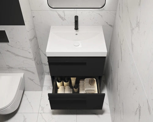 Badkamer wastafelmeubel met open lade, handdoeken en cosmeticaproducten