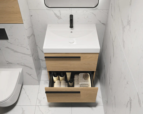 Badkamer met wastafelonderkast, wastafel, kraan en open lade