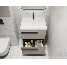 Badkamer met wastafelonderkast, wastafel en open lade voor het opbergen van badkamerartikelen