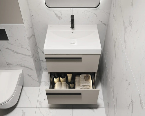 Badkamer met wastafelonderkast, wastafel en open lade voor het opbergen van badkamerartikelen