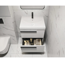 Badkamer met wastafelonderkast, open lade en marmeren tegels