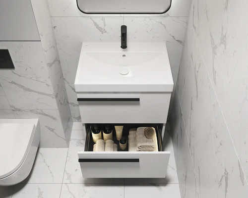 Badkamer met wastafelonderkast, open lade en marmeren tegels