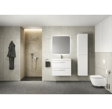 Lichte badkamer met douche, wastafelonderkast, spiegel, hoge kast en wandcloset