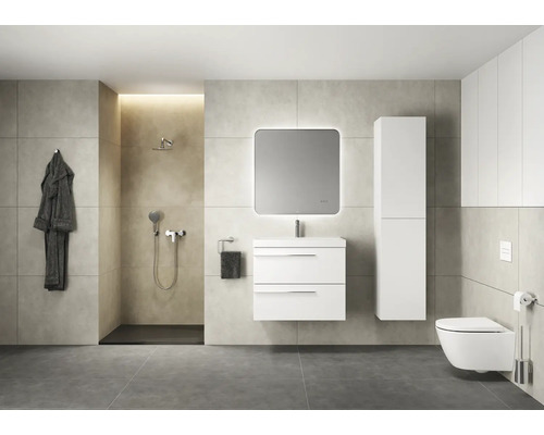 Lichte badkamer met douche, wastafelonderkast, spiegel, hoge kast en wandcloset