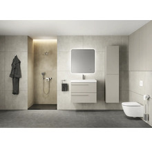 Moderne badkamer met douche, wastafel, spiegel, toilet en handdoek