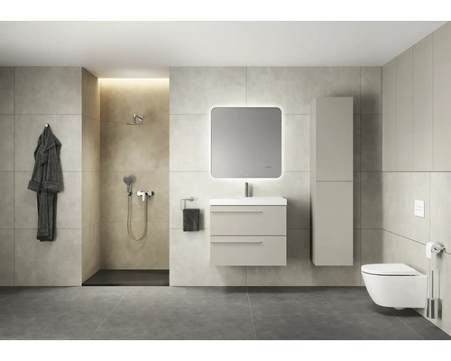 Moderne badkamer met douche, wastafel, spiegel, toilet en handdoek