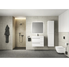 Moderne badkamer met douche, wastafel, spiegel, toilet en badjas