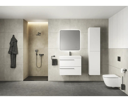 Moderne badkamer met douche, wastafel, spiegel, toilet en badjas