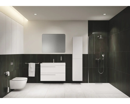 Moderne badkamer met toilet, wastafel, spiegel, kast en douche.