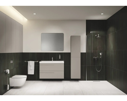 Moderne badkamer met toilet, wastafelonderkast, spiegel, hoge kast en douche